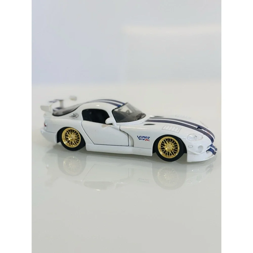 Maisto 1/24 Scale Die Cast Model Dodge Viper GT2 - White & Blue